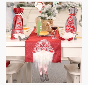 Chemin de table de Noël avec housses de bouteille de vin gnome en tricot assorties