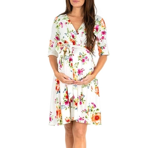 Vestido de maternidad blanco con estampado floral y medias mangas para el verano