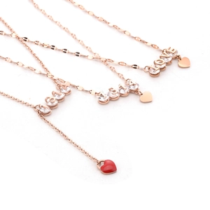 Collier en titane rose gold avec lettres LOVE et pendentif en cœur rouge
