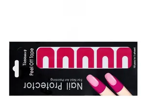 Makro-Detail von roten U-förmigen Nagellack-Schutzaufklebern mit Gebrauchsanweisung