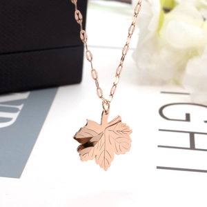 Elegante collana in titanio oro rosa 18K con ciondolo foglia su scatola regalo