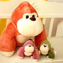 Comparación detallada de peluches de gorila en tres tamaños y diferentes colores vivos