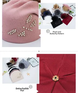 Détail du motif papillon en perles et pompon en fourrure amovible sur le bonnet tricoté