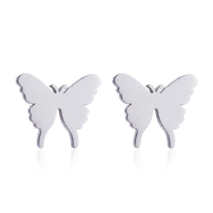 Detailaufnahme polierter Schmetterling Ohrstecker aus glänzendem Edelstahl