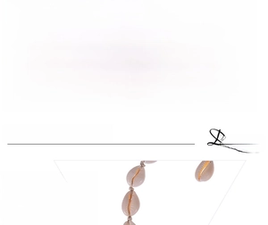 Dettaglio macro del choker di conchiglie fatto a mano con cordino cerato e conchiglie