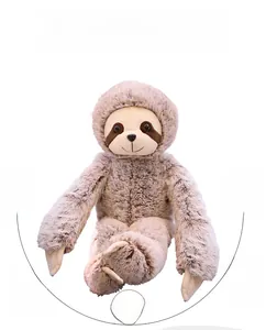 Détail du doudou paresseux en peluche douce montrant la texture des poils et la finition