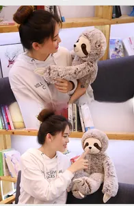 Détails de la texture pelucheuse brune et des traits réalistes de cette peluche de paresseux