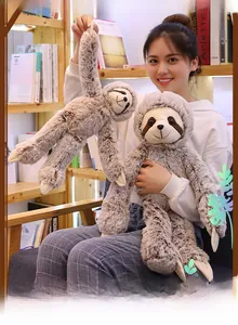 Détail de deux tailles de paresseux en peluche avec fourrure brune et visage mignon