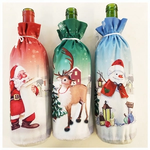 Trois housses de bouteille de Noël avec motifs père Noël, renne et bonhomme de neige en rouge et bleu