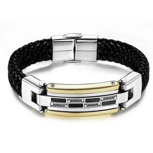 Dettaglio macro del bracciale in pelle intrecciata da uomo con fibbia in metallo oro e argento