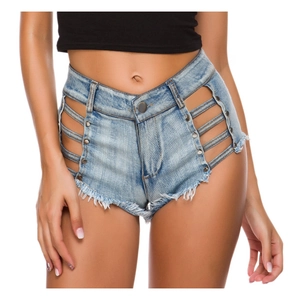 Dettaglio degli shorts in denim con cinturini laterali traforati e rivetti in metallo