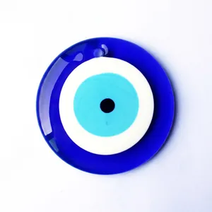 Pendentif œil bleu de Turquie en verre avec cercles concentriques sur fond blanc
