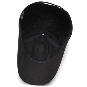 Casquette de baseball en coton noir montrant la structure interne et la sangle réglable