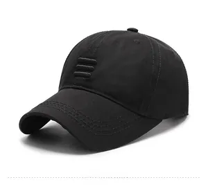Détail de la casquette de baseball noire avec broderie triple parallèle sur le devant