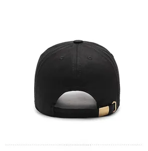 Détail de la casquette de baseball noire avec boucle métallique dorée réglable
