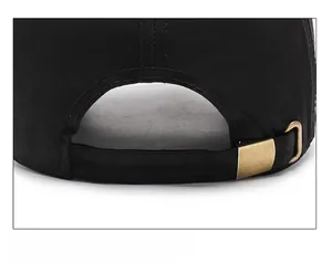 Détail de la boucle en laiton réglable et des coutures sur la casquette noire