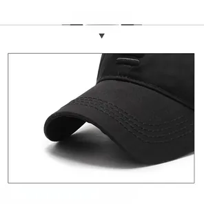 Détail des coutures renforcées à quatre rangées sur la visière d'une casquette de baseball noire