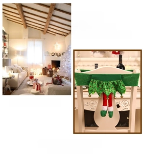 Détail de la housse de chaise lutin de Noël verte avec jambes rouges et cloches dorées