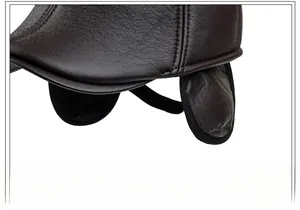 Détail de la casquette d'hiver en cuir marron avec protège-oreilles et surpiqûres rouges