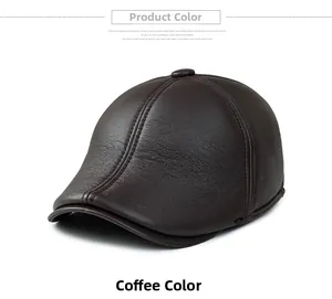 Détail d'une casquette plate en cuir café foncé avec texture fine et double couture