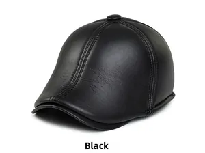 Détail d'une casquette plate en cuir noir montrant des coutures fines et une texture classique