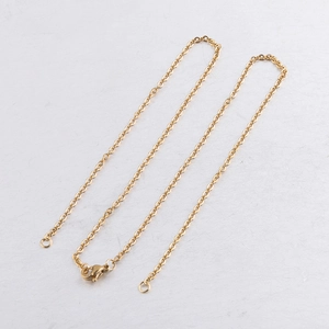 Detailed view of a 2mm gold-plated stainless steel chain with a secure lobster clasp