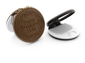 Close-up of the creative cocoa cookie design on the folding mirror and hair comb set