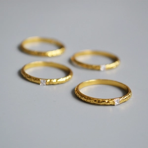 Ensemble de bagues fines martelées en or avec zircons carrés pour femmes