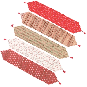 Weihnachtliche Tischläufer-Set mit festlichen Sackleinen-Drucken und roten Dekoquasten