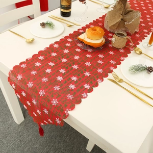 Roter Weihnachts-Tischläufer mit weißen Schneeflocken und HO HO HO Muster auf weißem Tisch