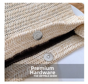 Dettaglio della chiusura magnetica argento e trama intrecciata della borsa mare beige
