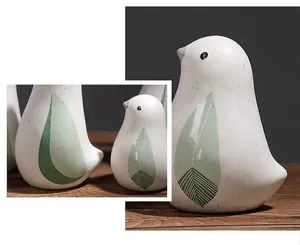 Detail einer handgefertigten Keramikvogel-Statue mit Blattmuster und matter Glasur