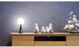 Detailansicht von vier Keramik-Vogelfiguren im nordischen Stil auf einem Holzschrank