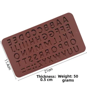 Vue détaillée du moule en silicone marron avec 26 lettres et chiffres pour loisirs créatifs