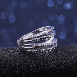 Detailaufnahme von mehrlagigem Silberring mit schwarzen und weißen Zirkonia-Steinen