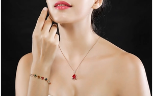 Dettaglio di un bracciale in oro 18 carati con gemme multicolori indossato dalla modella