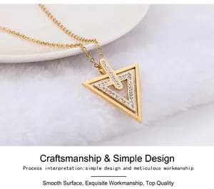 Gros plan du collier à pendentif triangle géométrique avec cristaux sur support doux