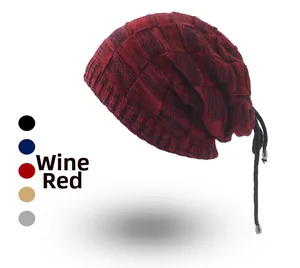 Dettaglio di un berretto in maglia bordeaux con coulisse per il calore invernale