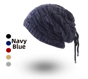 Dettaglio del berretto in maglia blu navy con trama a scacchi e coulisse con punte in metallo