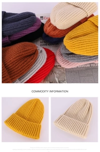 Nahaufnahme von dick gestrickten Beanies in verschiedenen Farben für Herbst und Winter