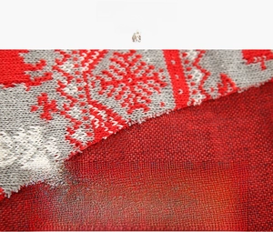 Détail macro de la housse de bouteille de Noël nordique avec motif de flocon de neige tricoté