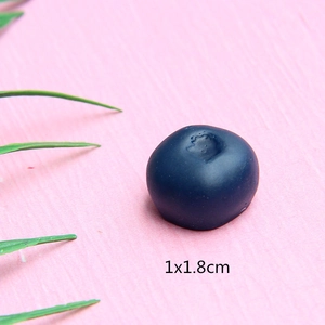 Detailansicht eines 1x1,8 cm Miniatur-Blaubeer-Anhängers aus Harz für DIY-Schmuck