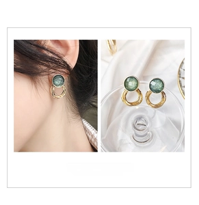 Retro green resin round studs with intertwined gold metal rings detail view