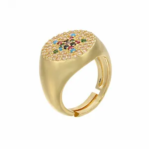 Dettaglio dell'anello regolabile dorato con micro-pave di zirconi e motivo a stella colorata