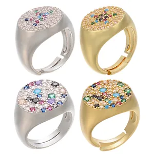 Anelli regolabili con zirconi colorati micro-pave in finitura oro e argento su fondo bianco