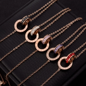 Colliers double anneau or rose avec chiffres romains et pierres zircons colorées