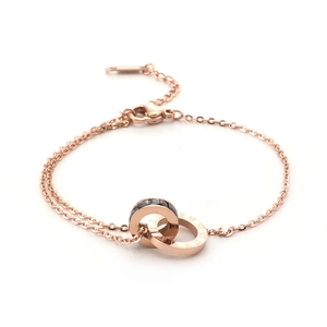 Bracelet chaîne à double anneau en or rose avec chiffres romains et zircon noir