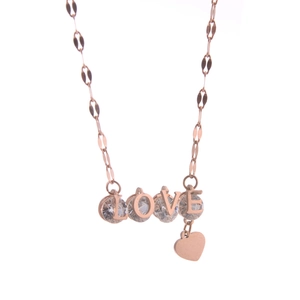 Détail du collier LOVE avec cristaux étincelants et petit pendentif cœur or rose
