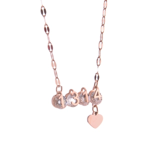 Vue macro du collier en or rose 18K avec pendentif 1314 et détail de cœur poli