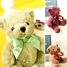 Detalle de peluches de ositos de colores con lazos de satén y suave textura de felpa